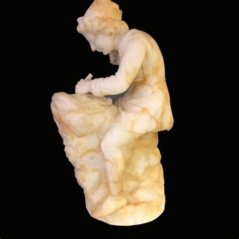 figura de madera y alabastro en taller