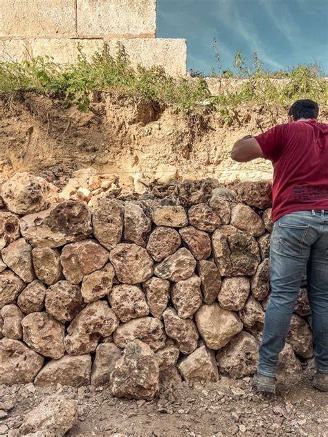 magnitude de muros de piedra y endurecimiento de material