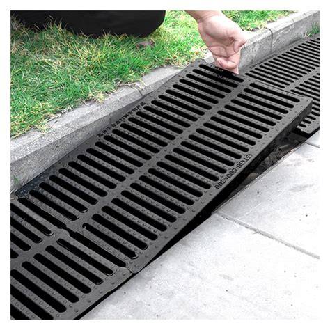 imagen de losetas de PVC con rejilla y canales de drenaje