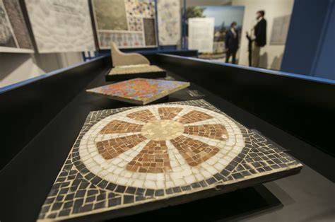 escenas de mosaicos modernistas y cerámica