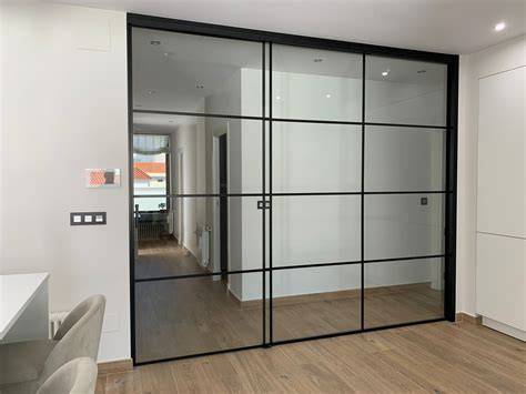 imagen de puertas correderas de aluminio en uso