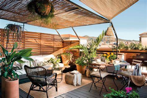 Terraza de ático con elementos de interior y exterior