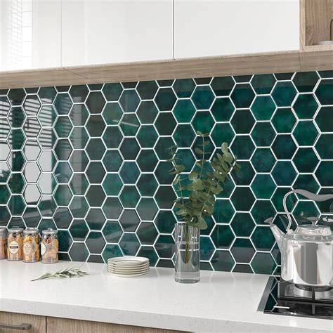 Cocina con azulejos hexagonales y salpicadero