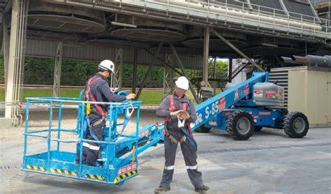 operadores y seguridad en plataformas elevadoras