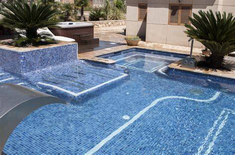 revestimiento de piscina con gresite y herramientas
