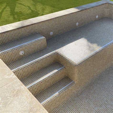 escalera de piscina con gresite antideslizante
