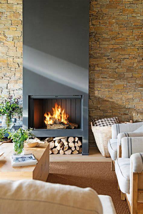 pared de piedra con chimenea moderna en casa de campo