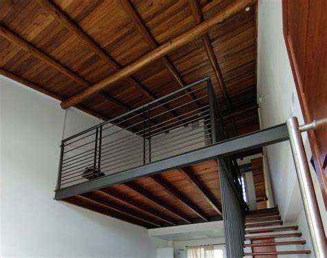 loft con vigas de madera y hierro