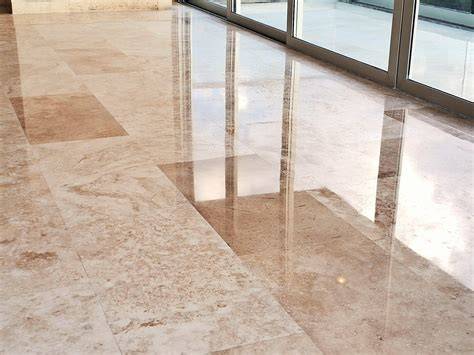 mármol pulido con barniz