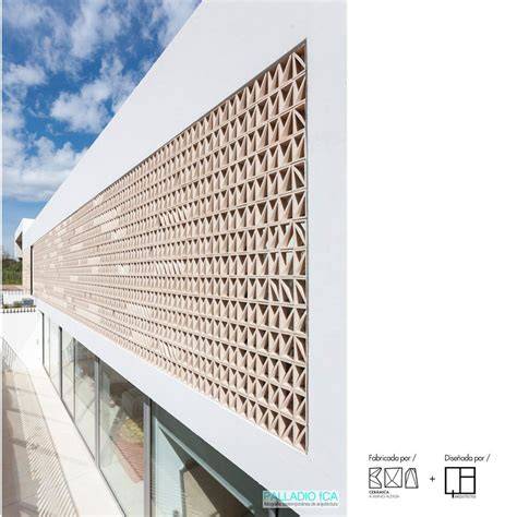 fachada con celosía cerámica mediterránea