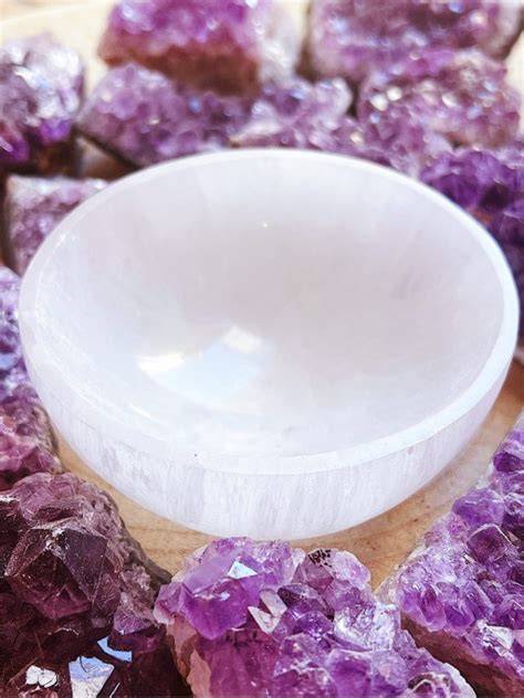 cuenco de selenita y plato de piedra fósil