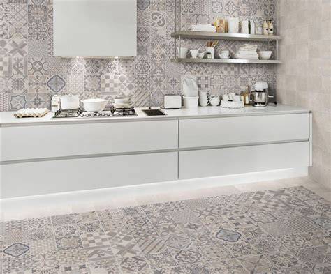 interior con pavimento hidráulico gris