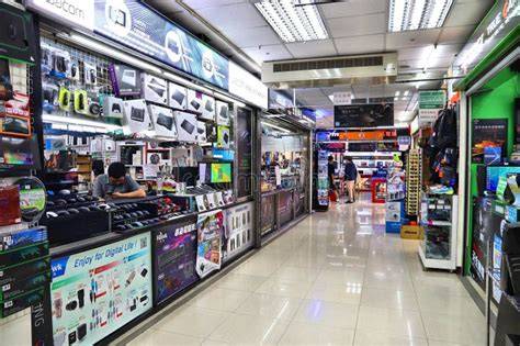 plaza larga componentes: tiendas, bares y comercio
