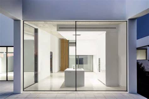 Puertas correderas minimalistas: iluminación y apertura