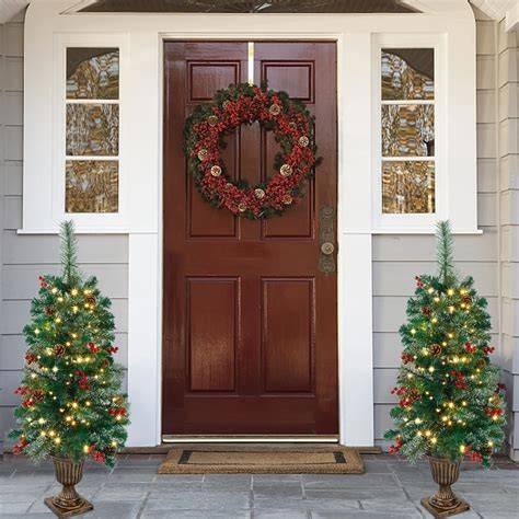 Entrada decorativa con árboles artificiales