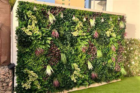 Fachada exterior con plantas artificiales