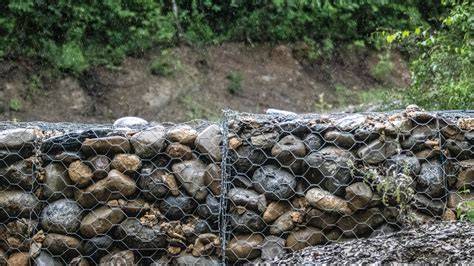 muro de contención con gaviones y perfil de terreno
