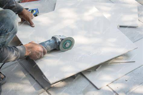 corte de baldosa con amoladora angular en obra