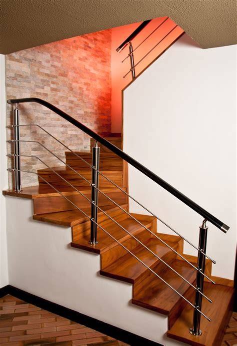 Variedad de escaleras y barandillas en exteriores