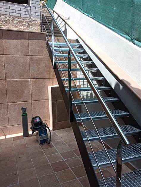 Esquema de escaleras exteriores en Pineda de Mar