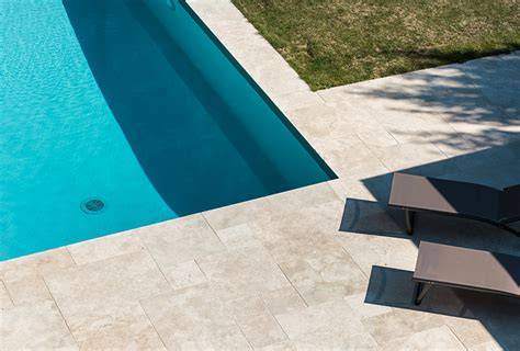 piscina travertino borde y terraza diseño