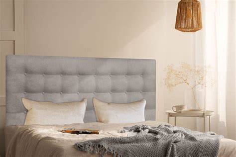emocionante dormitorio gris: cabecero y cama