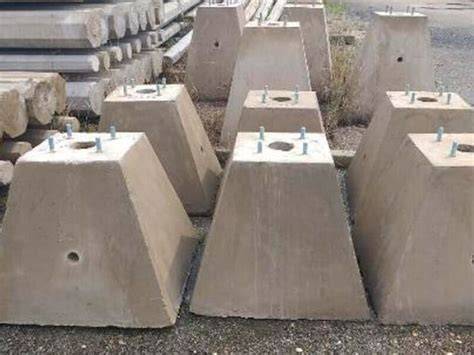 base de hormigón y postes
