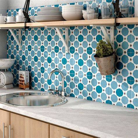 azulejos decorativos con letras y logos